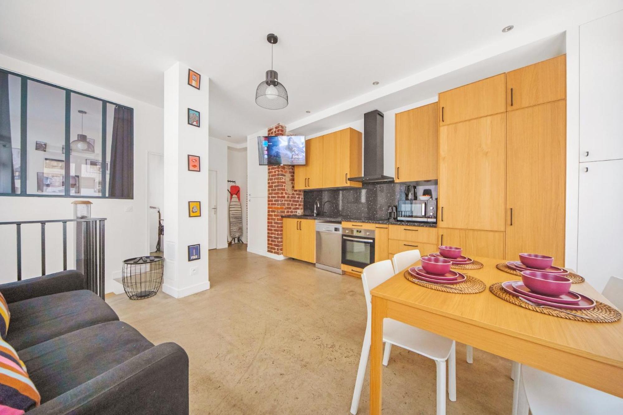 Large Flat Very Close To Montmartre Parijs