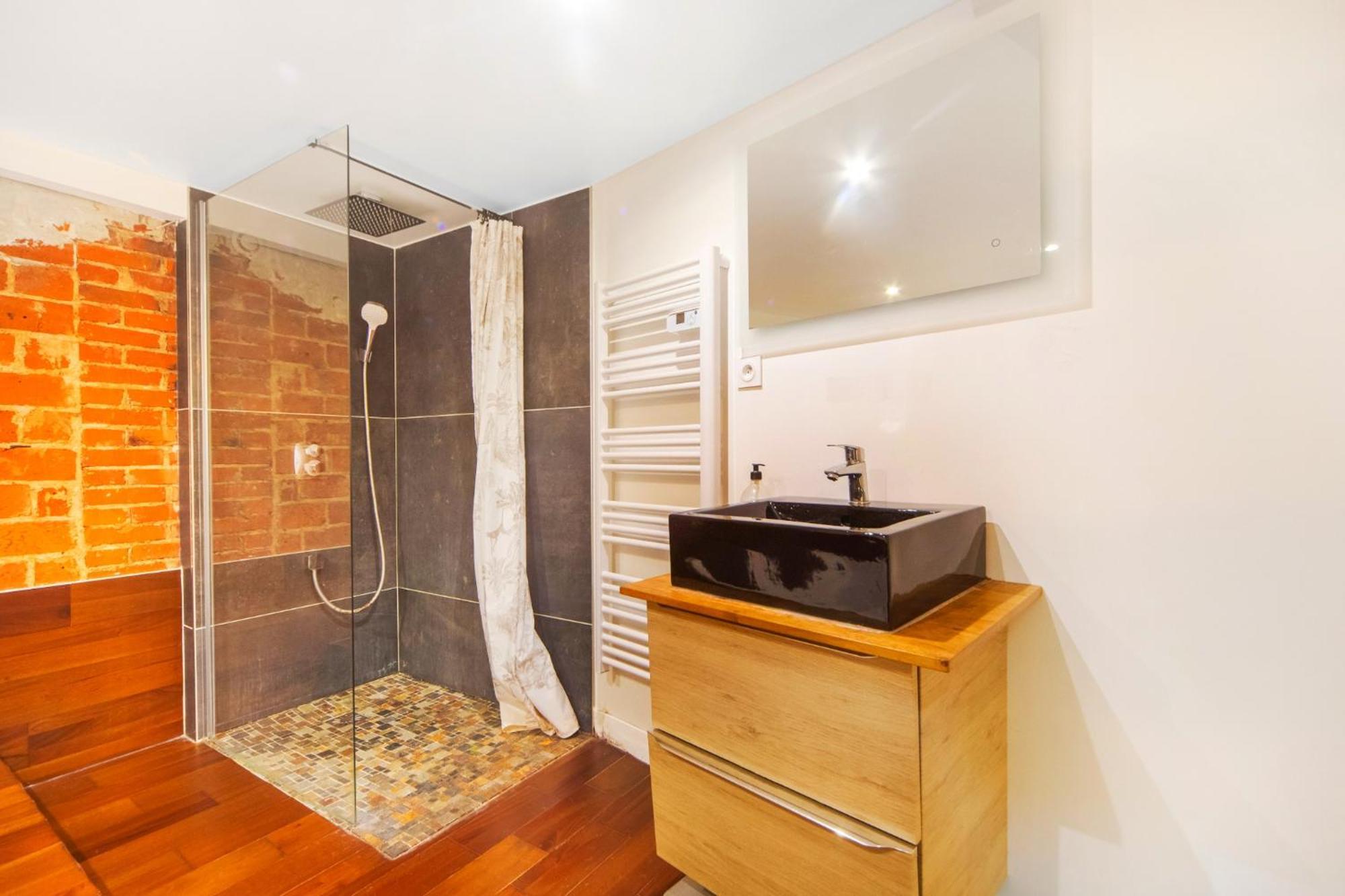 Large Flat Very Close To Montmartre Appartement Parijs