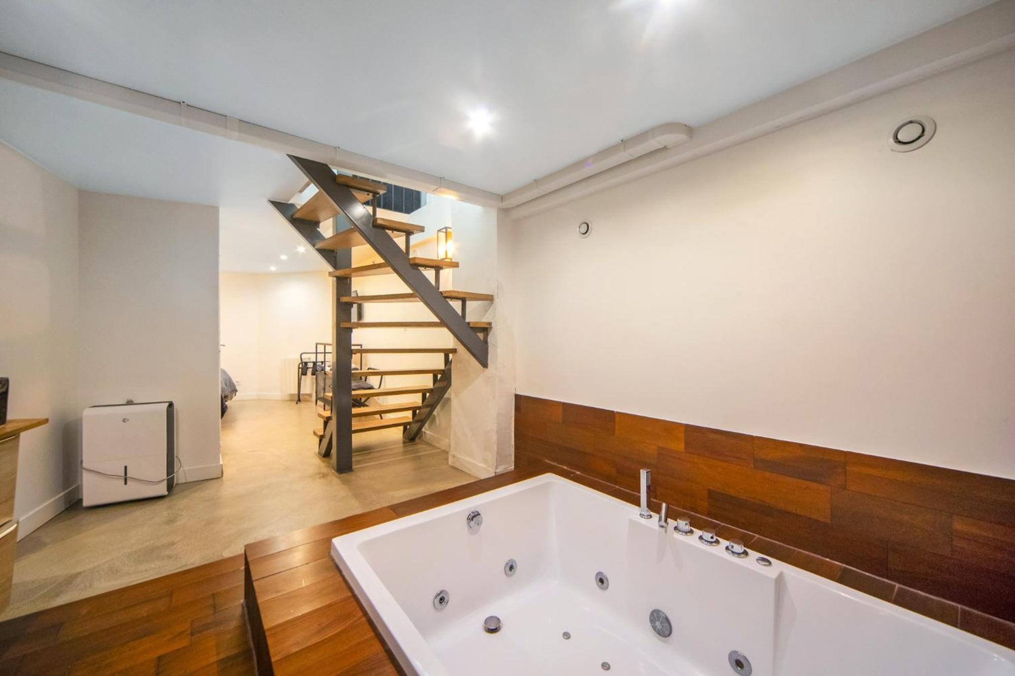 Large Flat Very Close To Montmartre * Parijs